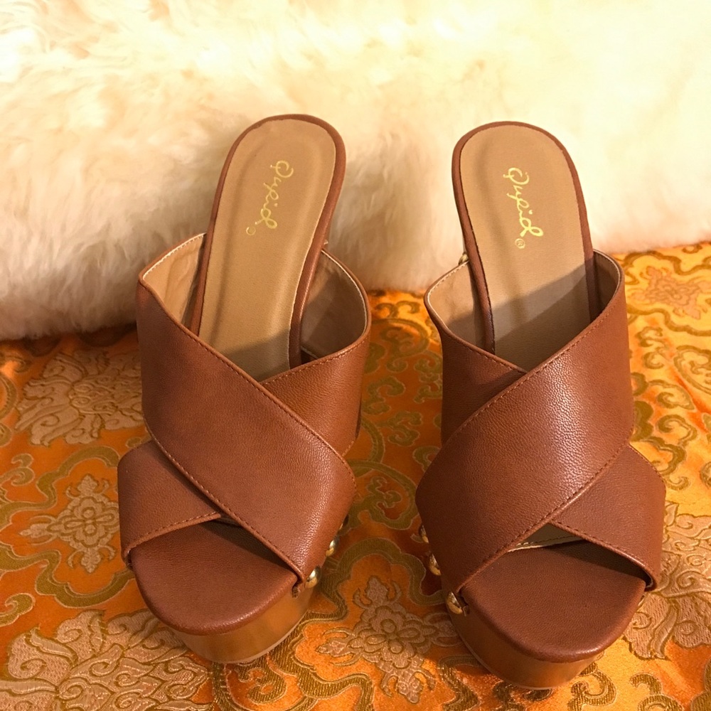 Sz 6 tan wedges